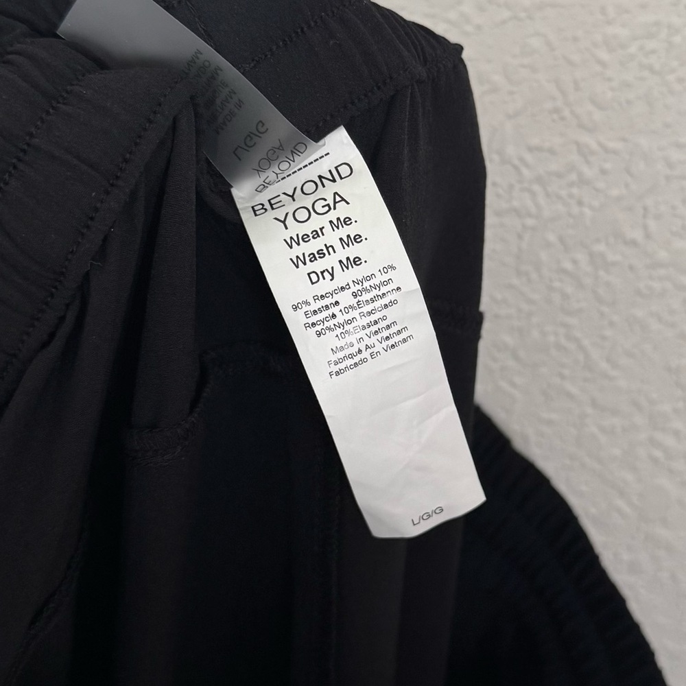 Beyond Yoga Peak Mid Rise Cargo Bungee Pant in Black Size Large NEW - Picture 9 of 9